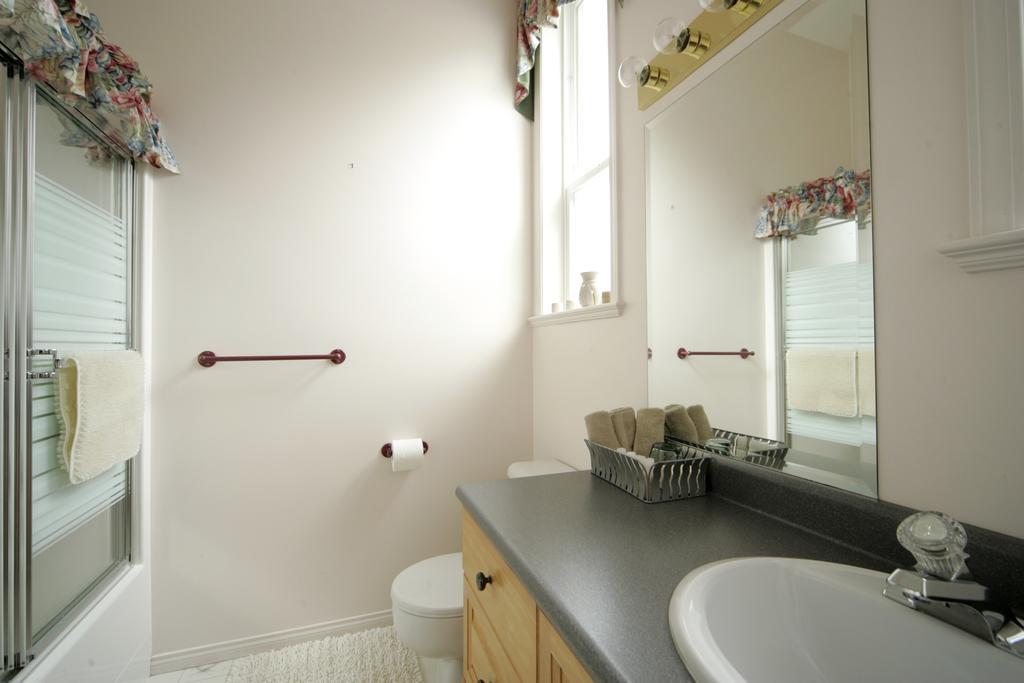 Hummingbird Guesthouse Port Alberni Room photo