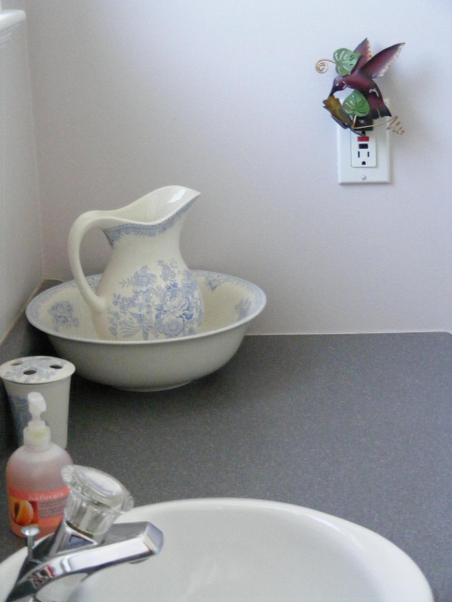 Hummingbird Guesthouse Port Alberni Room photo